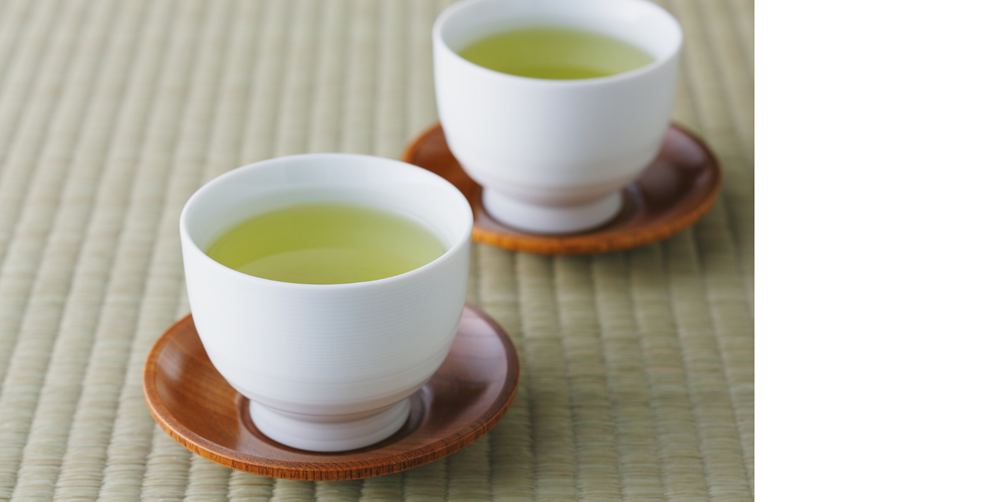 寝る前の水分補給は水以外でもOK？お茶にはカテキンやカフェイン