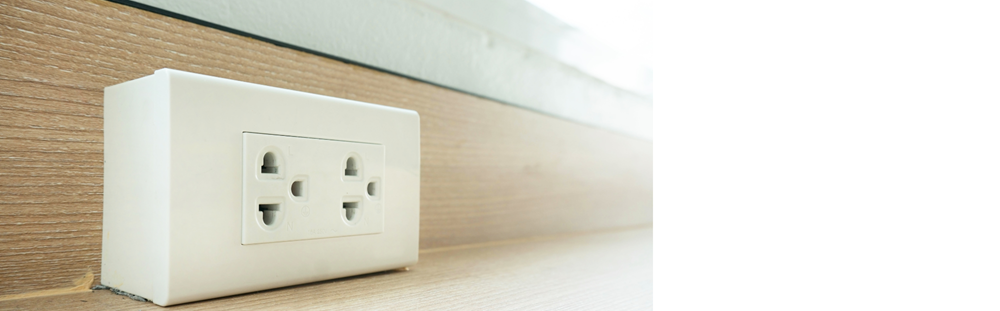 8月は『電気使用安全月間』家庭でできる感電・電気事故防止対策とは?コンセントやプラグのホコリを定期的に掃除