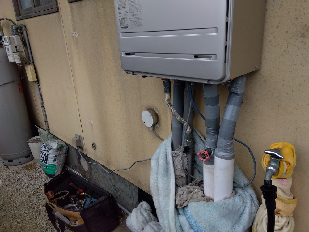 福山市給湯器取替工事で配管カバーを新規設置