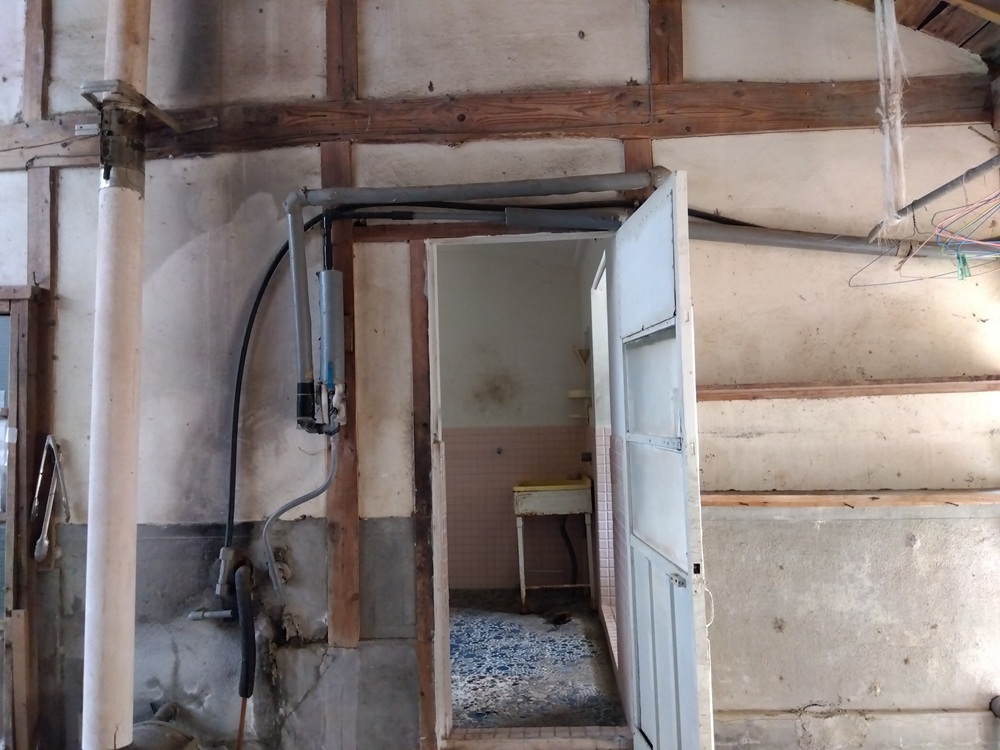 神石高原町の水回りリフォーム事例｜浴室・トイレ改修＋ガス給湯器取替燃転前２