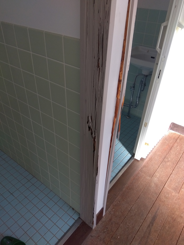 【鳥取県日野町】公民館トイレ入口改修工事｜老朽化した施設を安全で快適な空間へ改修前トイレ入口ドア枠破損状況②