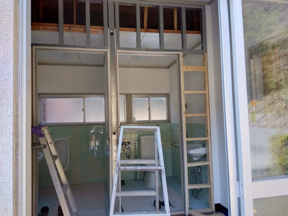 【鳥取県日野町】公民館トイレ入口改修工事｜老朽化した施設を安全で快適な空間へ改修前トイレ入口ドア枠解体状況