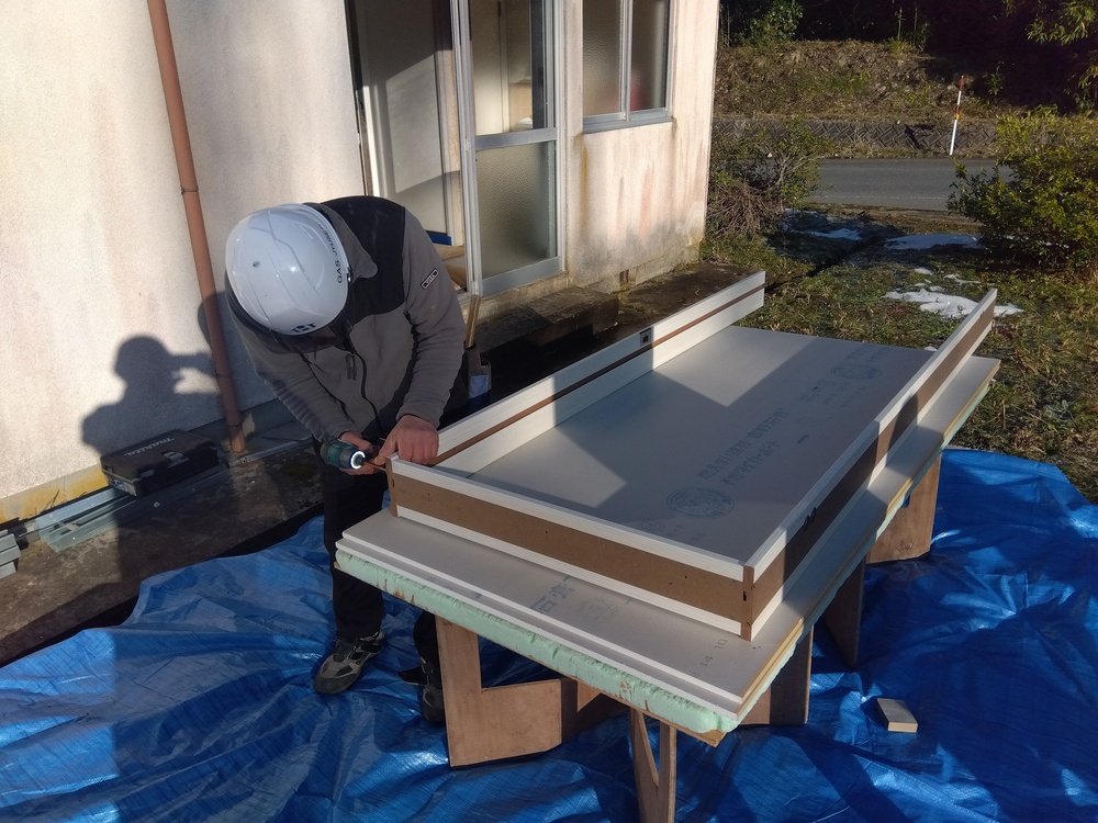 【鳥取県日野町】公民館トイレ入口改修工事｜老朽化した施設を安全で快適な空間へ改修前トイレ入口ドア開口枠組立状況