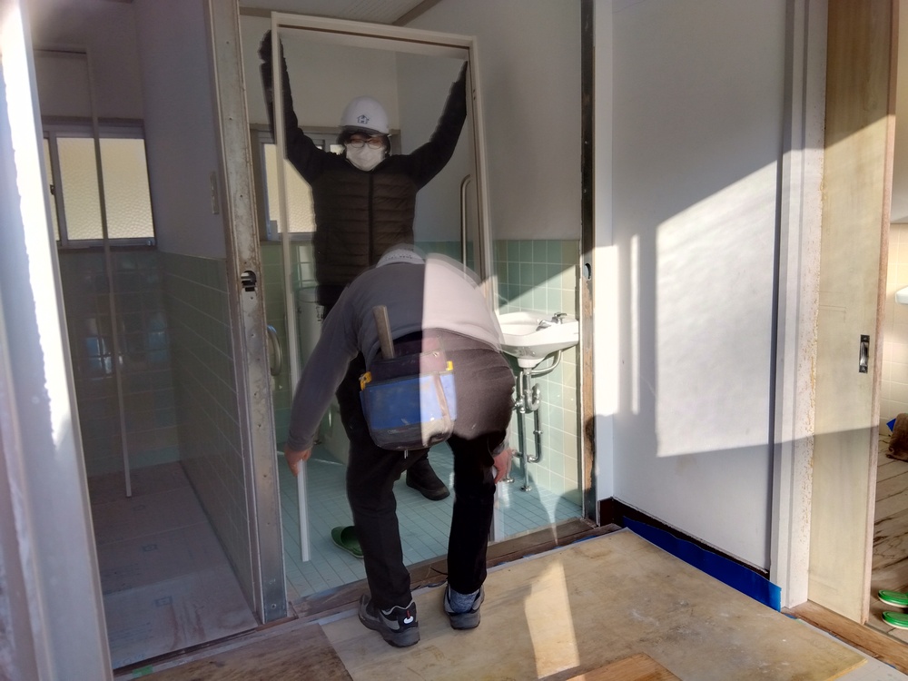 【鳥取県日野町】公民館トイレ入口改修工事｜老朽化した施設を安全で快適な空間へ改修前トイレ入口ドア開口枠設置状況