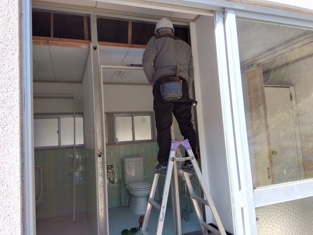 【鳥取県日野町】公民館トイレ入口改修工事｜老朽化した施設を安全で快適な空間へ改修前トイレ入口ドア開口枠設置状況