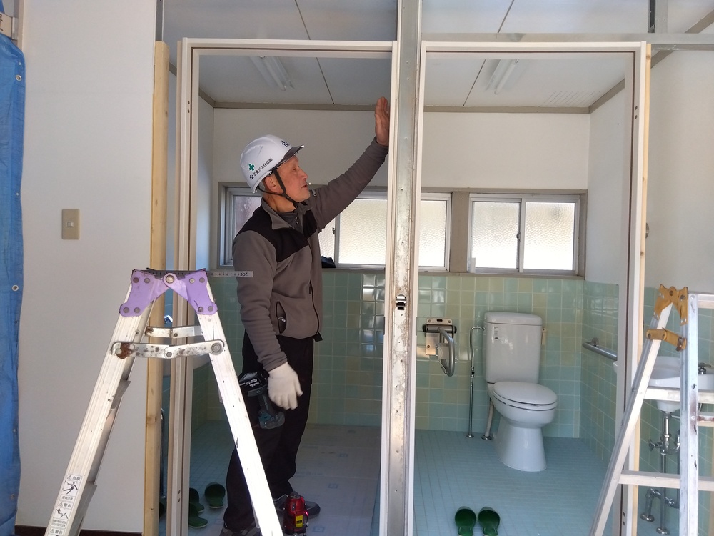 【鳥取県日野町】公民館トイレ入口改修工事｜老朽化した施設を安全で快適な空間へ改修前トイレ入口ドア開口枠調整状況