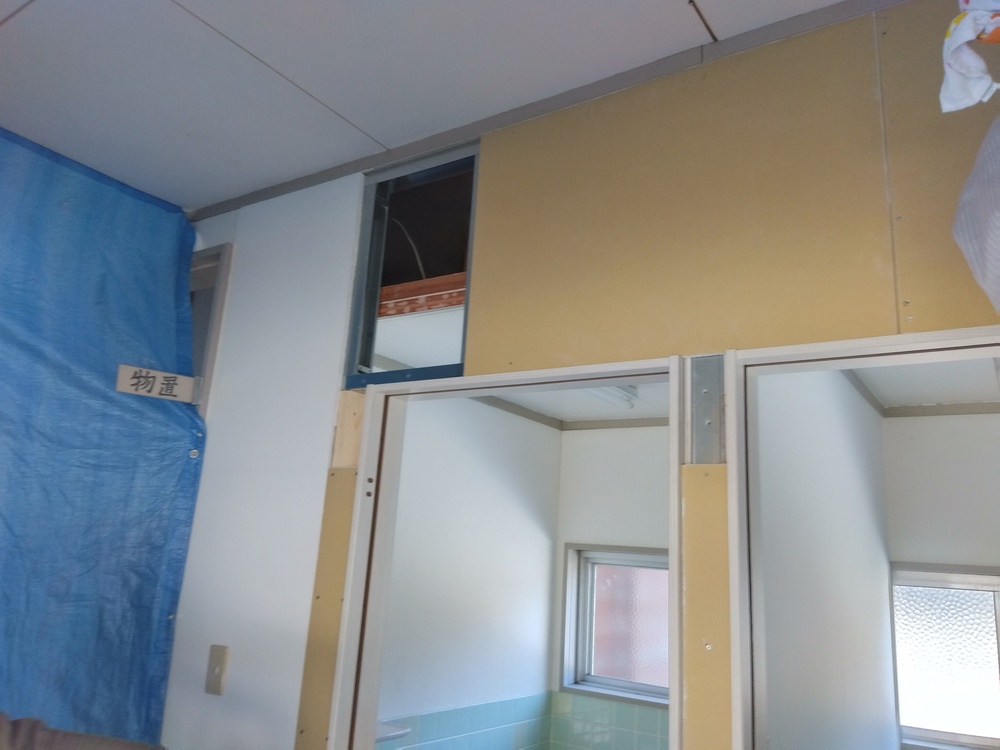 【鳥取県日野町】公民館トイレ入口改修工事｜老朽化した施設を安全で快適な空間へ改修前トイレ間仕切壁・垂れ壁プラスターボード貼り状況