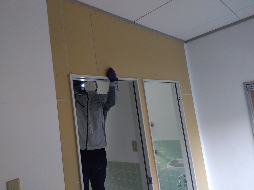 【鳥取県日野町】公民館トイレ入口改修工事｜老朽化した施設を安全で快適な空間へ改修前トイレ間仕切壁・垂れ壁プラスターボード貼り状況