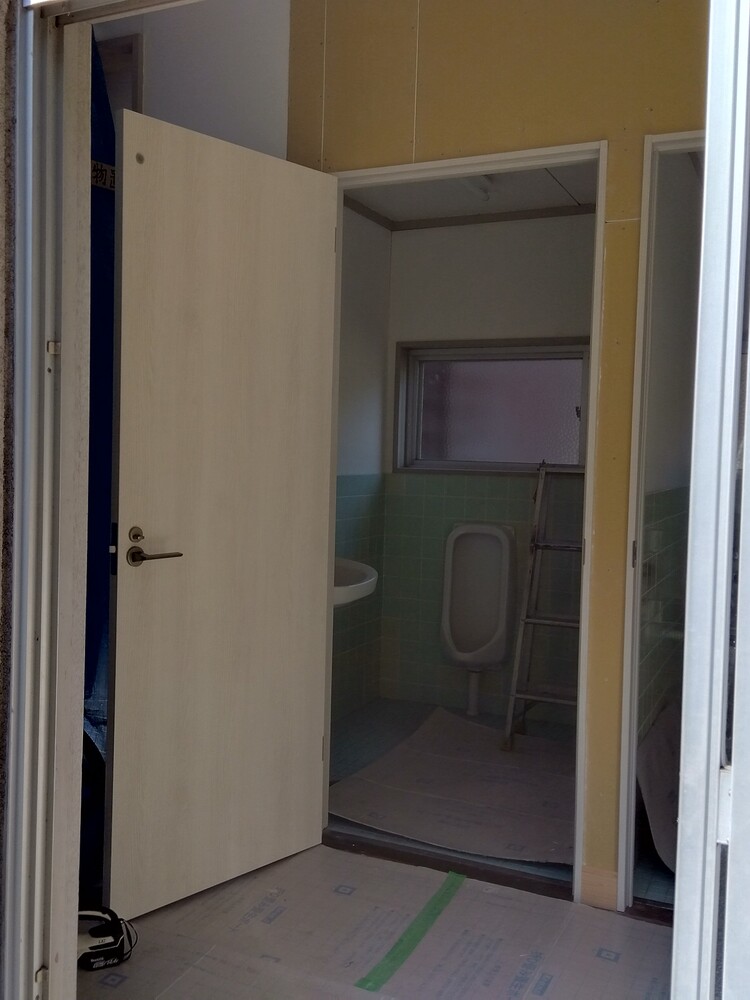 【鳥取県日野町】公民館トイレ入口改修工事｜老朽化した施設を安全で快適な空間へ改修前トイレドア取付状況