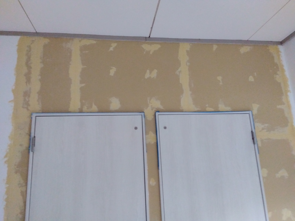 【鳥取県日野町】公民館トイレ入口改修工事｜老朽化した施設を安全で快適な空間へ改修前トイレ造作壁塗装前下地調整パテ状況