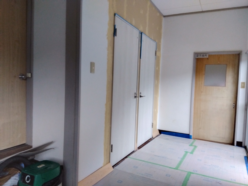 【鳥取県日野町】公民館トイレ入口改修工事｜老朽化した施設を安全で快適な空間へ改修前トイレ造作壁塗装前下地調整パテ状況