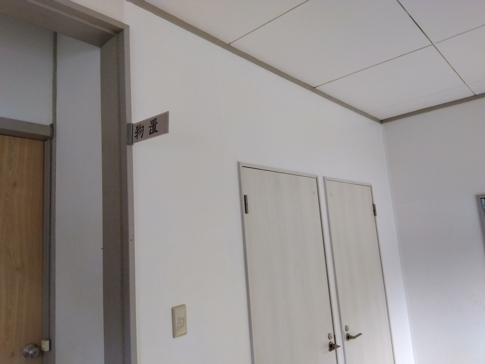 【鳥取県日野町】公民館トイレ入口改修工事｜老朽化した施設を安全で快適な空間へ改修前トイレ造作壁塗装完了