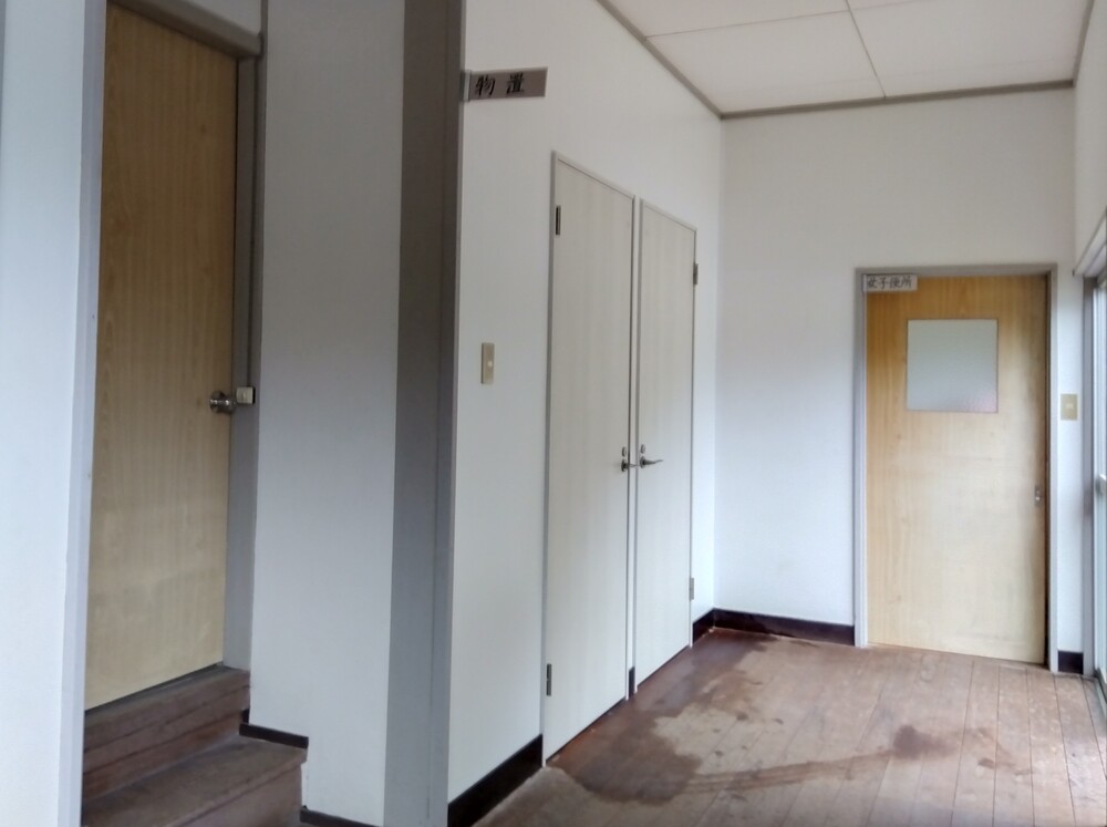 【鳥取県日野町】公民館トイレ入口改修工事｜老朽化した施設を安全で快適な空間へ改修前トイレドア全景アフター