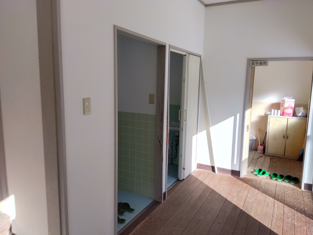 【鳥取県日野町】公民館トイレ入口改修工事｜老朽化した施設を安全で快適な空間へ改修前トイレドア全景ビフォー