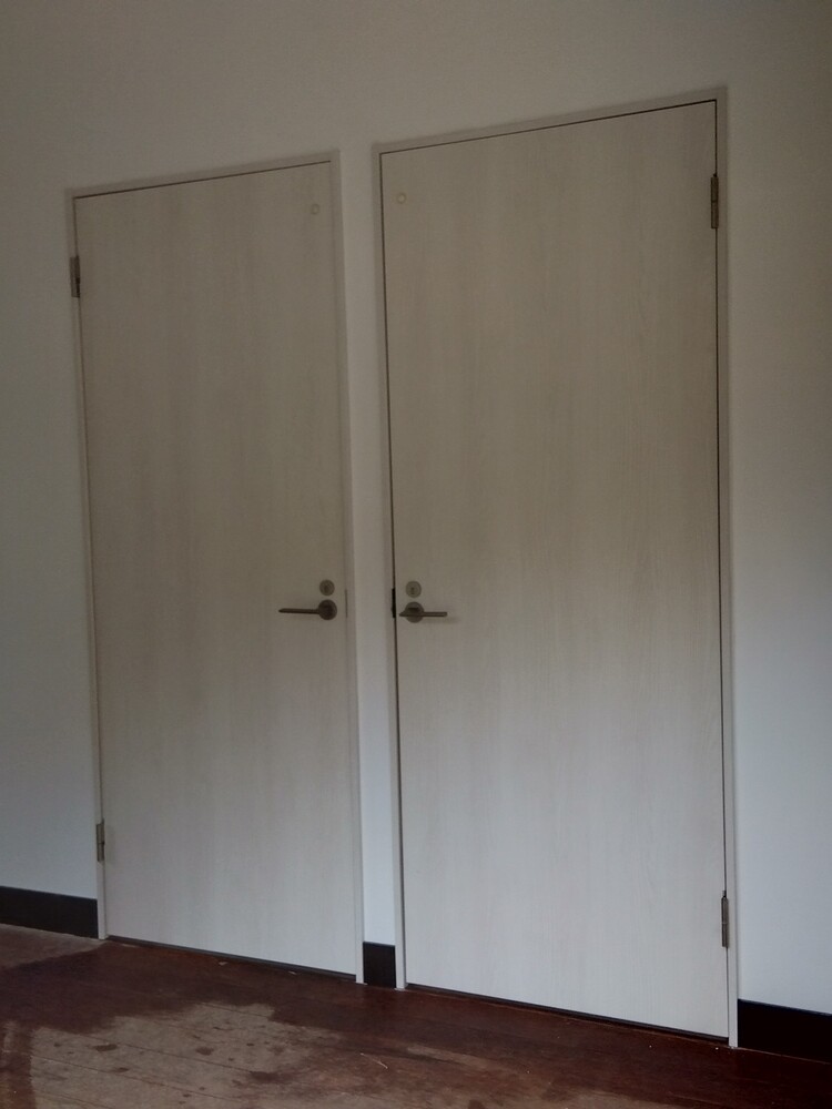 【鳥取県日野町】公民館トイレ入口改修工事｜老朽化した施設を安全で快適な空間へ改修前トイレドア正面アフター