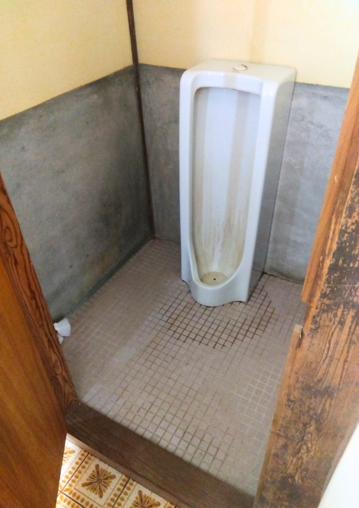 【三次市甲奴町】古いトイレを快適リフォーム｜簡易水洗化・手すり設置施工事例