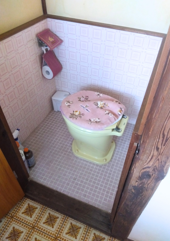【三次市甲奴町】古いトイレを快適リフォーム｜簡易水洗化・手すり設置施工事例
