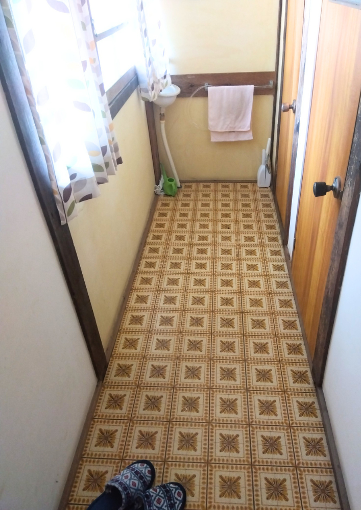 【三次市甲奴町】古いトイレを快適リフォーム｜簡易水洗化・手すり設置施工事例