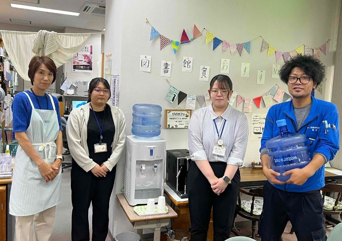 【日野町】役場・図書館・公民館にウォーターサーバーを設置|熱中症対策・防災にも活用⑭図書館 主事竹村様 司書山本様 事務員秋葉様